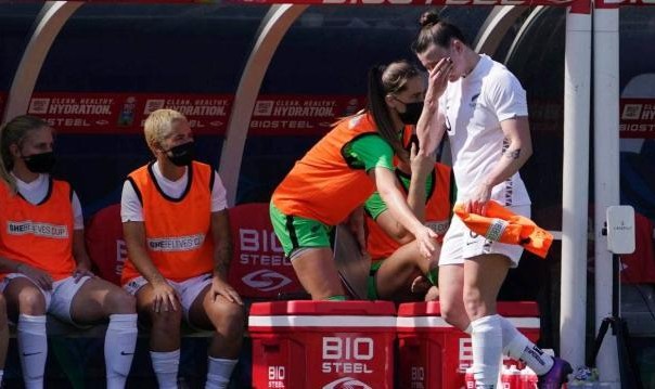 新西兰女足队员上演乌龙戴帽 电视剧都不敢这么演