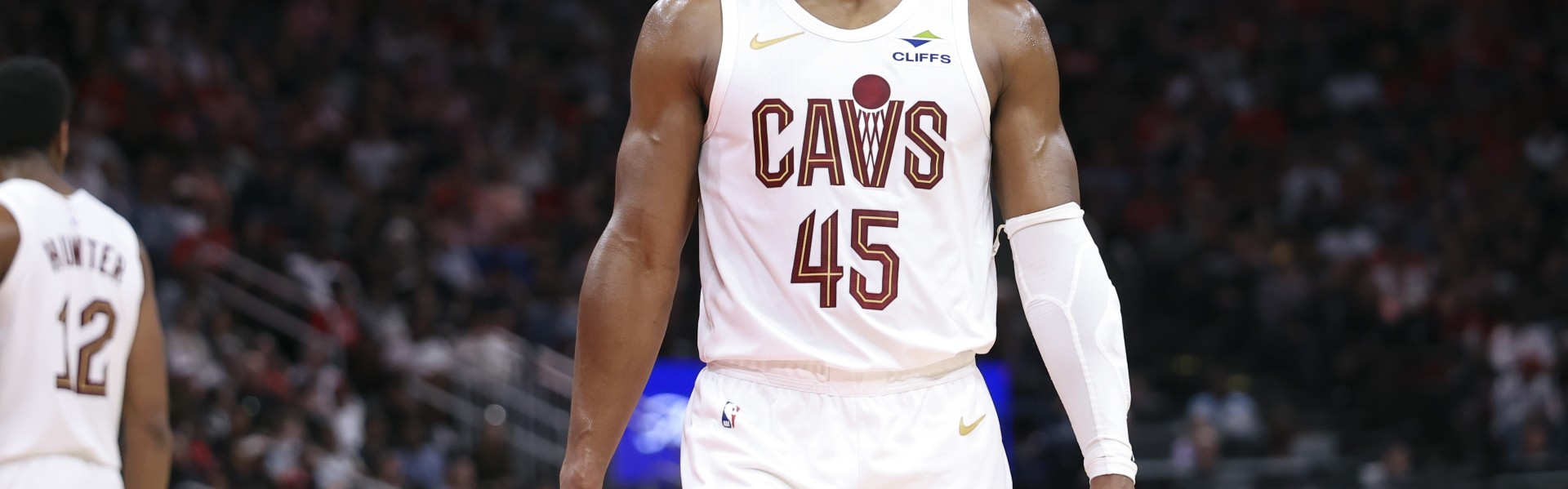 游戏规则模拟器-8失误辣眼！多诺万·米切尔20中8拿到24分6助 三分8中2