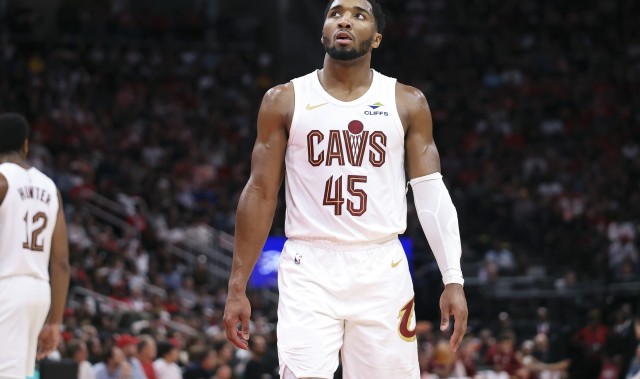 游戏规则模拟器-8失误辣眼！多诺万·米切尔20中8拿到24分6助 三分8中2